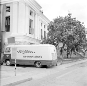 KLM-bus ten behoeve van de airconditioning bij het stadhuis in Willemstad, Bestanddeelnr 252-3633