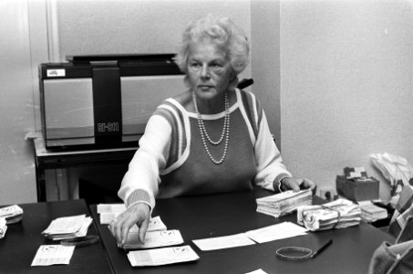 KKV-voorzitter mevrouw Strikwerda tijdens het tellen van handtekeningen voor het, Bestanddeelnr 933-4297