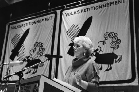 KKN-voorzitster Sienie Strikwerda voert het woord op congres KKN in Rotterdam, Bestanddeelnr 933-5760