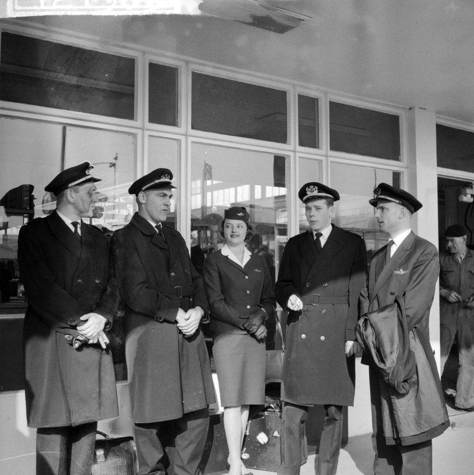 KLM-vliegtuig met moeilijkheden aan het landingsgestel, v.l.n.r. purser Jansen, , Bestanddeelnr 912-1303