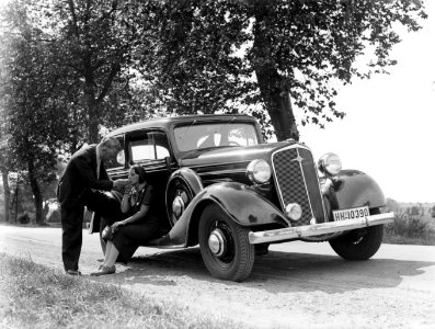 KLM vertegenwoordiger Harry Laponder staand en zijn schoonzuster zittend op de …, Bestanddeelnr 190-0258