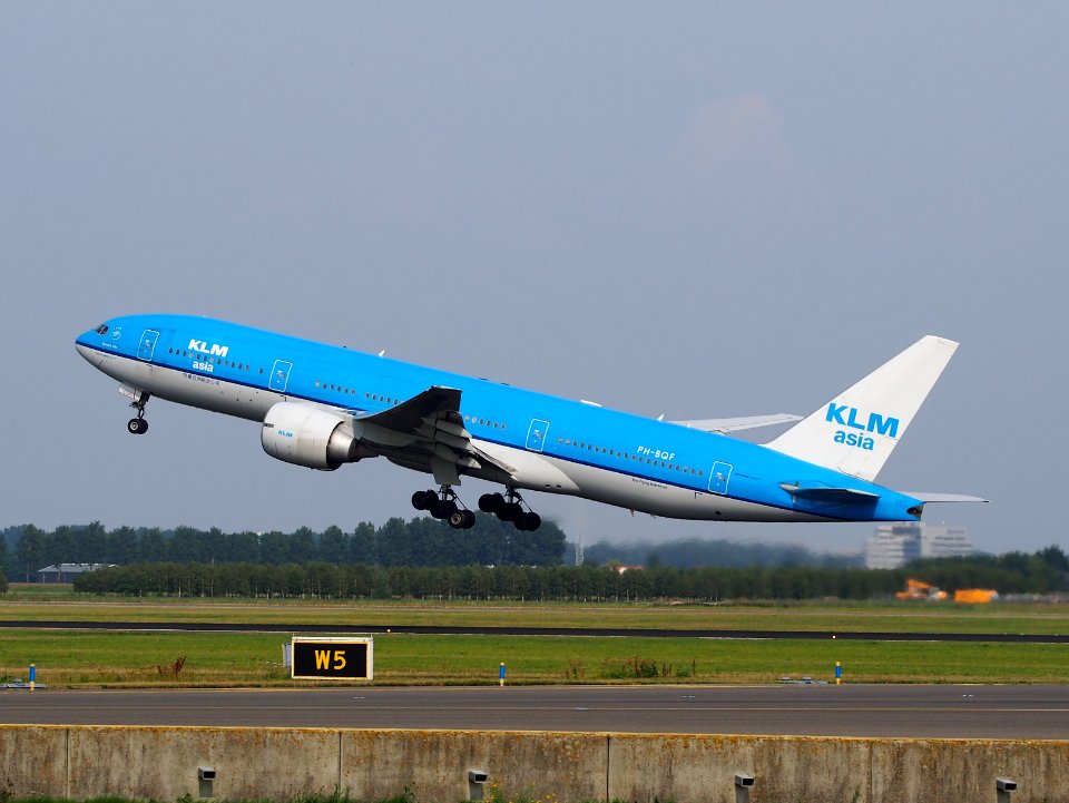 KLM Royal Dutch Airlines BOEING 777-200ER take-off, 25august2013 pic-2