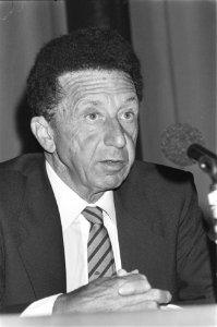 KLM presenteert jaarverslag 1983 president-directeur Orlandini tijdens presenta, Bestanddeelnr 933-0382