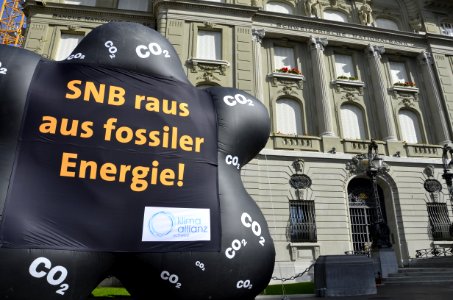 Klimademo Bern vor Schweizerischer Nationalbank