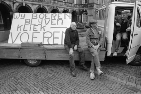 Kliekmesters demonstreren op Binnenhof tegen verbod om voedsel- en slachtafval t, Bestanddeelnr 934-0090
