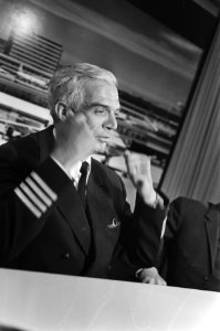 KLM-gezagvoerder Hartog Heys vertelt pers van aanslag op purser tussen Doebai en, Bestanddeelnr 928-4964