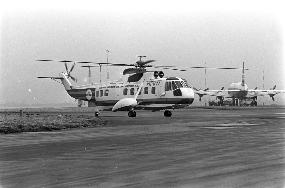 KLM-helicopter maakte eerste proefvlucht, de KLM-Sikorsky in aktie, Bestanddeelnr 921-0945