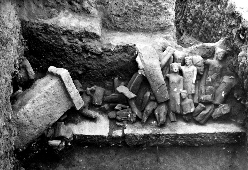 Kition. Kultrummet, statyer in situ. Larnaca - SMVK - C01719