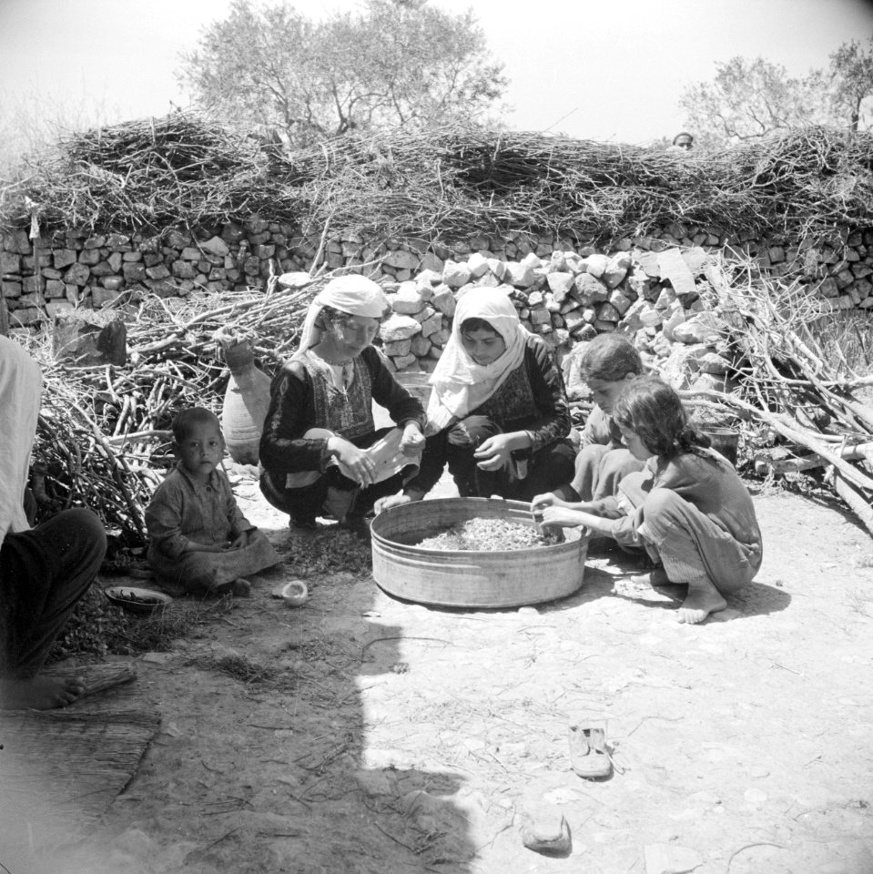 Klaar maken van het eten in het vluchtelingen kamp Bira nabij Nablus, Bestanddeelnr 255-5756