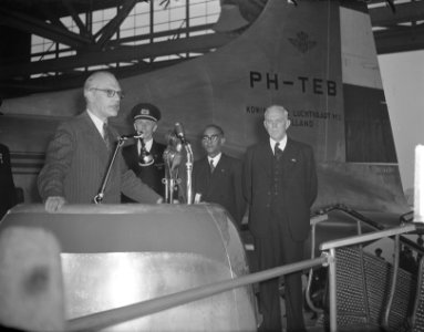 KLM-decoraties door Minister Spitzen op Schiphol, overzicht, Bestanddeelnr 903-6441