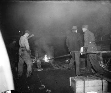 Klokkengieten bij firma Van Bergen te Heiligerlee, Bestanddeelnr 903-7062