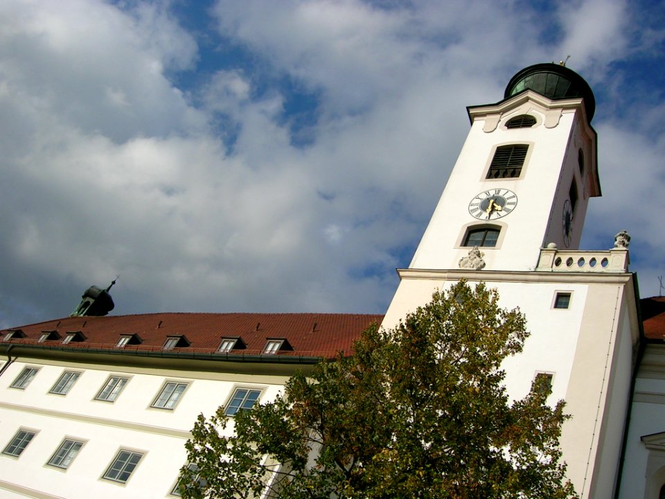 Kloster St Walburg Eichstätt -Westflügel mit Kirchturm