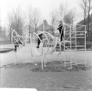 Klimkunstwerk op speelplaats Oudedijk te Rotterdam van Voorburgse beeldhouwer Ro, Bestanddeelnr 915-8736