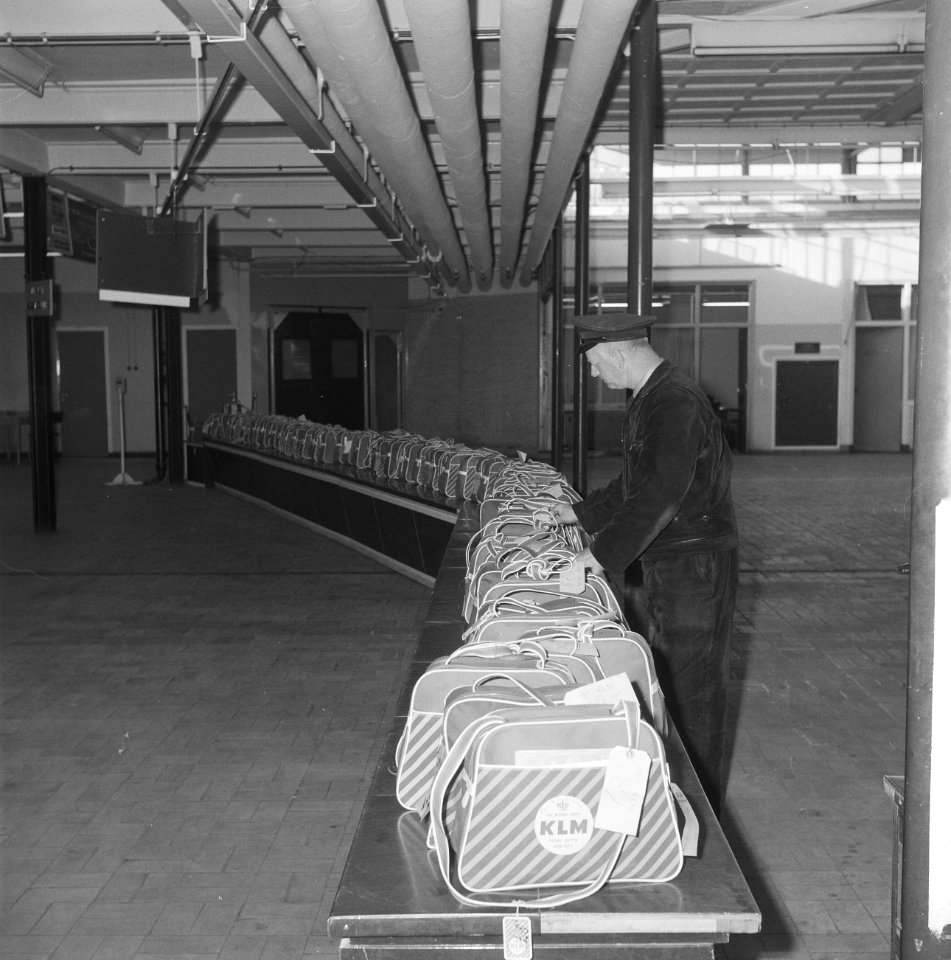 KLM valiezen in de vertrekhal Schiphol, Bestanddeelnr 913-8658