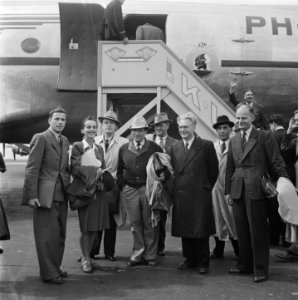 KLM Passagiers poseren voor een vliegtuig voor vertrek, Bestanddeelnr 901-8772