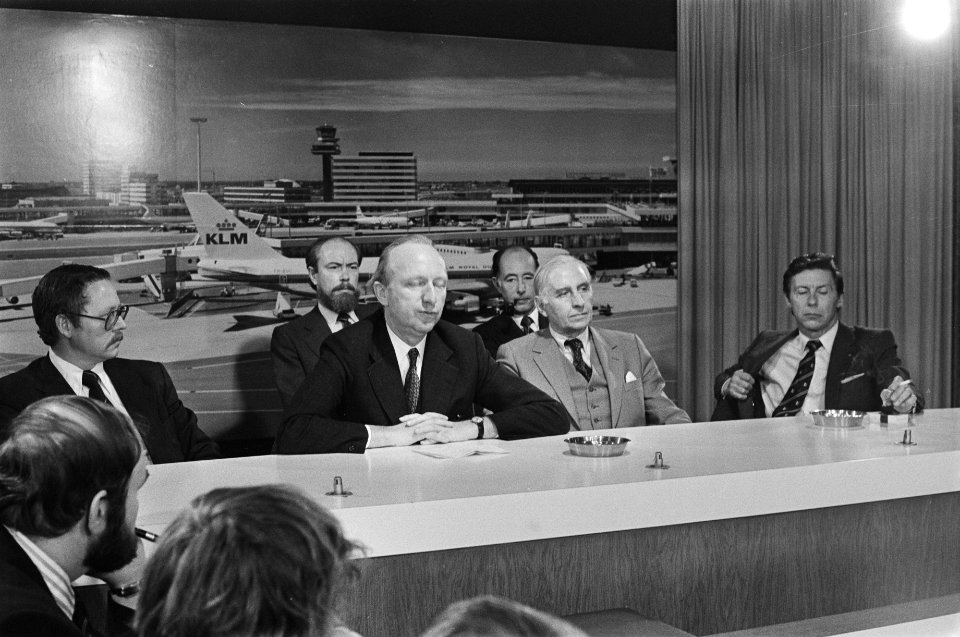 KLM-luchtvaartdelegatie terug uit Moskou na overleg Troost (RLD), Zwanenberg (R, Bestanddeelnr 928-9044