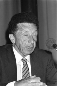 KLM presenteert jaarverslag 1983 president-directeur Orlandini tijdens presenta, Bestanddeelnr 933-0383