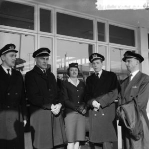 KLM-vliegtuig met moeilijkheden aan het landingsgestel, v.l.n.r. purser Jansen, , Bestanddeelnr 912-1304