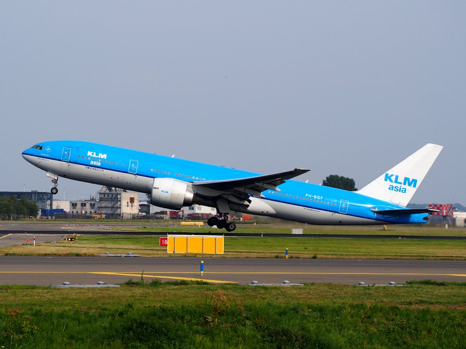 KLM Royal Dutch Airlines BOEING 777-200ER take-off, 25august2013 pic-1