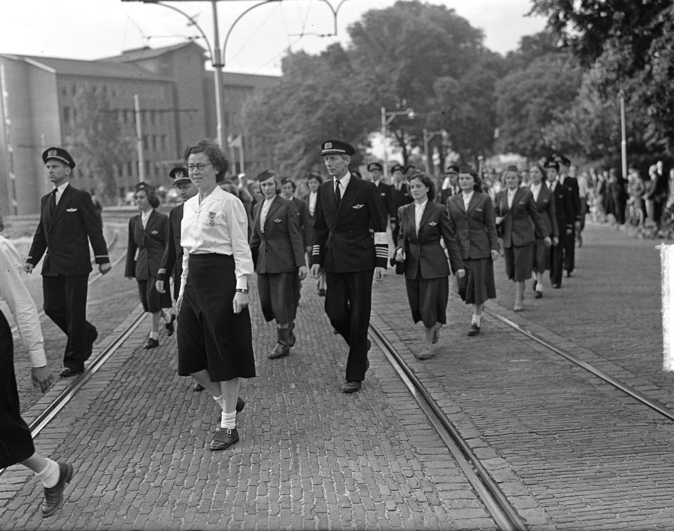 KLM wandelmars Viruly (met jasjes) met stewardessen, Bestanddeelnr 903-4164