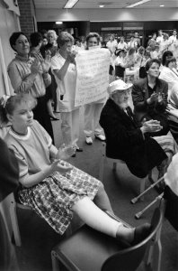Klappende actievoerders bij elkaar in een zaal voor een vergadering, Bestanddeelnr 934-4296