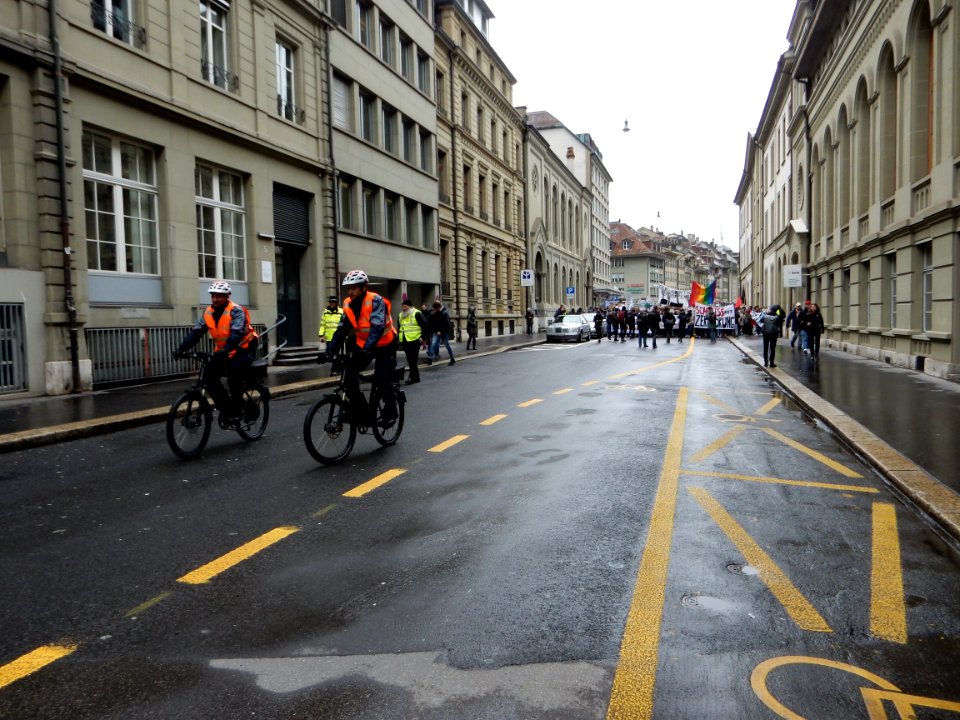 Klimastreikdemo Bern Polizei auf Fahrrad