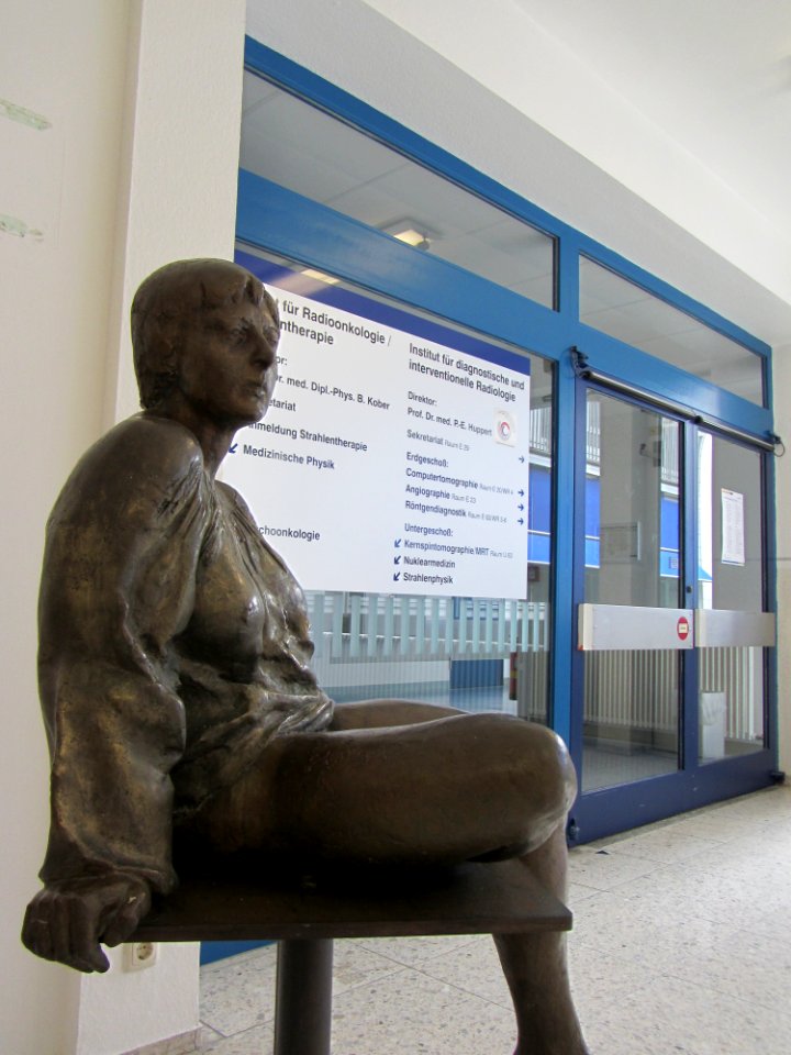 Klinikum Darmstadt Statue3