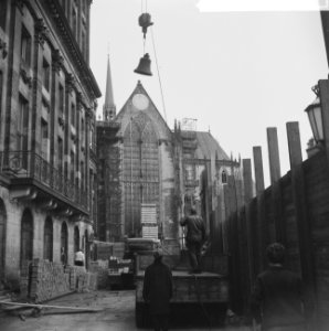 Klokken van carillon Paleis op den Dam eruitgehaald voor grote schoonmaakbeurt, Bestanddeelnr 915-7628