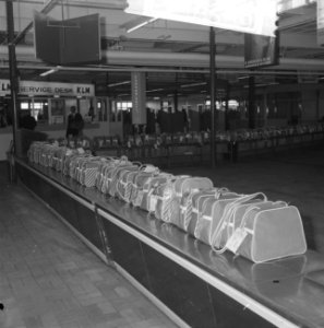 KLM valiezen in de vertrekhal Schiphol, Bestanddeelnr 913-8659