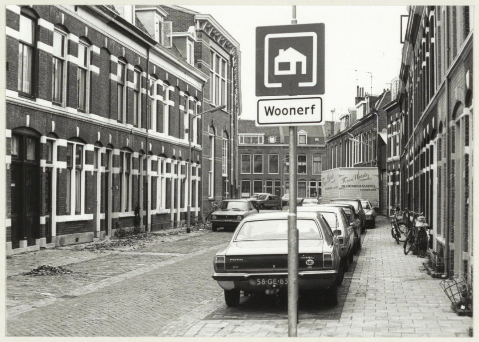Klarenbeekstraat, nabij de Oranjeboomstraat, ziende naar het westen. NL-HlmNHA 54010166