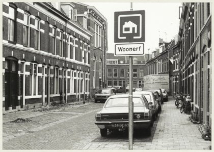 Klarenbeekstraat, nabij de Oranjeboomstraat, ziende naar het westen. NL-HlmNHA 54010166