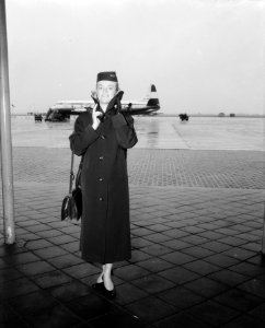 KLM stewardessen in hun nieuwe uniform, Bestanddeelnr 909-2258