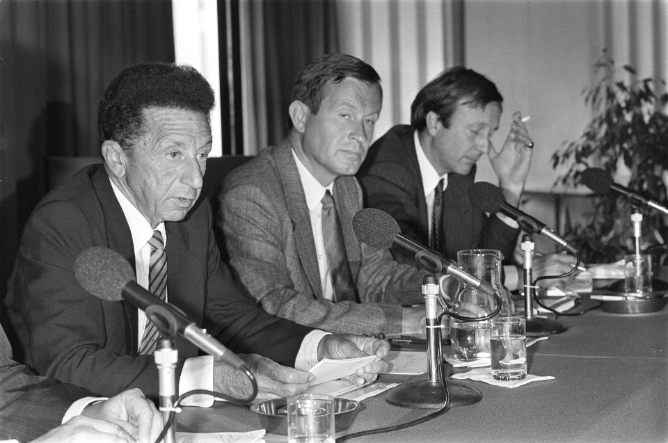 KLM presenteert jaarverslag 1983 overzicht met geheel links Orlandini, Bestanddeelnr 933-0384