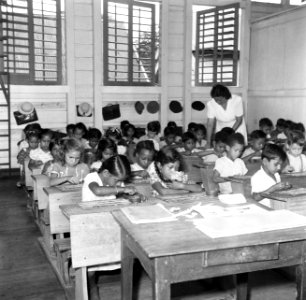 Klaslokaal op de Oranjeschool (Lagere School) in Paramaribo, Bestanddeelnr 252-6218