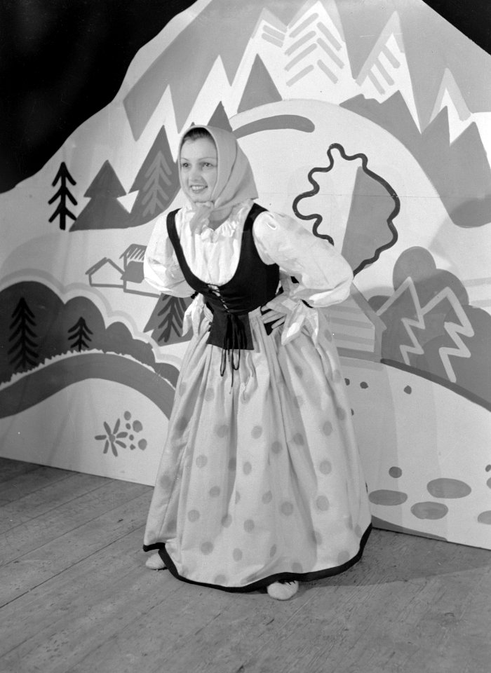 Kleinkunstenares Stephanie Górska in een act als meisje van het platteland, Bestanddeelnr 190-1248