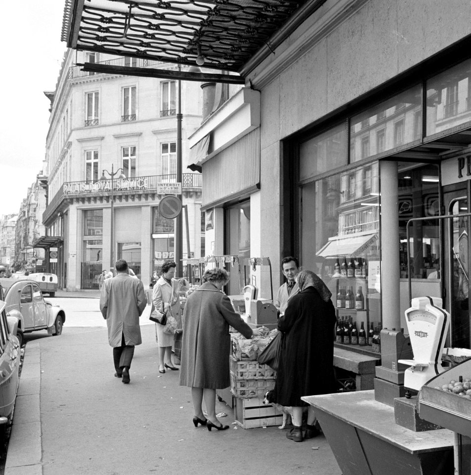 Klanten bij een groenten- en fruitkraam in de Rue Saint Honoré, Bestanddeelnr 254-0383