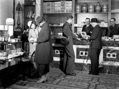 Klanten in de sigarenwinkel Hajenius, Bestanddeelnr 190-0679