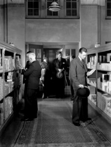 Klanten in de winkel van Hajenius, Bestanddeelnr 190-0685
