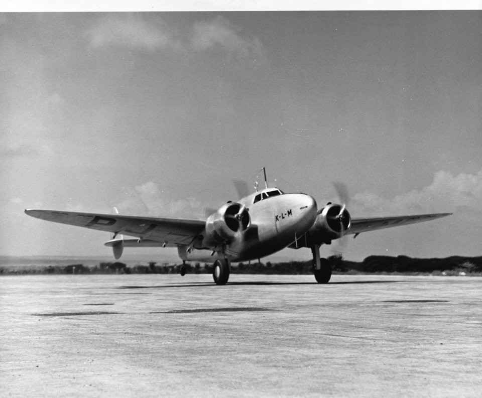 KLM-passagiersvliegtuig landt op het Hato vliegveld bij Willemstad (Curaçao), Bestanddeelnr 935-1175