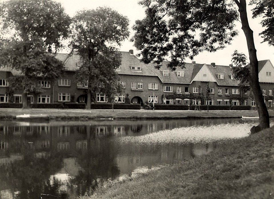 Kloppersingel 103 - 125, ziende naar het noorden. Aangekocht in 1977 van fotograaf C. de Boer. Identificatienummer 54-010585