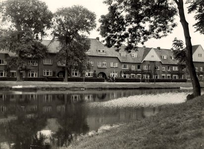 Kloppersingel 103 - 125, ziende naar het noorden. Aangekocht in 1977 van fotograaf C. de Boer. Identificatienummer 54-010585