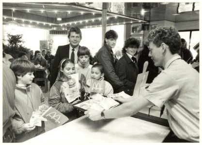 Klanten bij McDonald's in de Grote Houtstraat 75. NL-HlmNHA 54015555