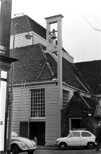 Klokgalg met klok aan Amstelkerk op Amstelveld in verband met 300-jarig bestaan , Bestanddeelnr 923-3681