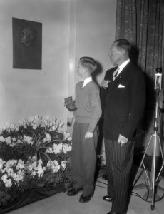 KLM onthulling Plesmanplaquette, Amsterdam. Met Plesman junior, Bestanddeelnr 906-7721