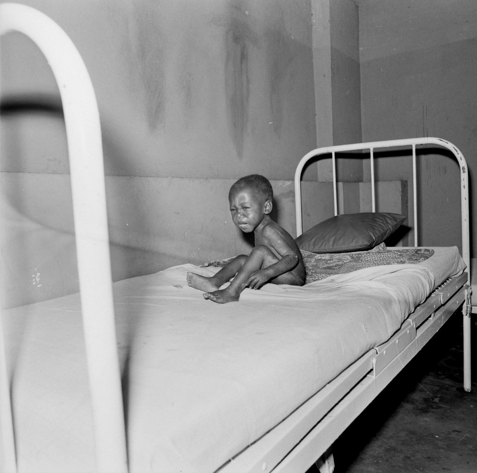 Klein kind op bed in een ziekenhuis van de Angolese bevrijdingsbeweging FNLA ten, Bestanddeelnr 926-7724