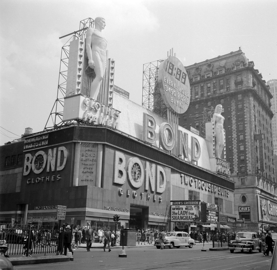 Kledingwinkel Bond Clothes op Times Square, gezien vanaf Broadway, Bestanddeelnr 191-0808