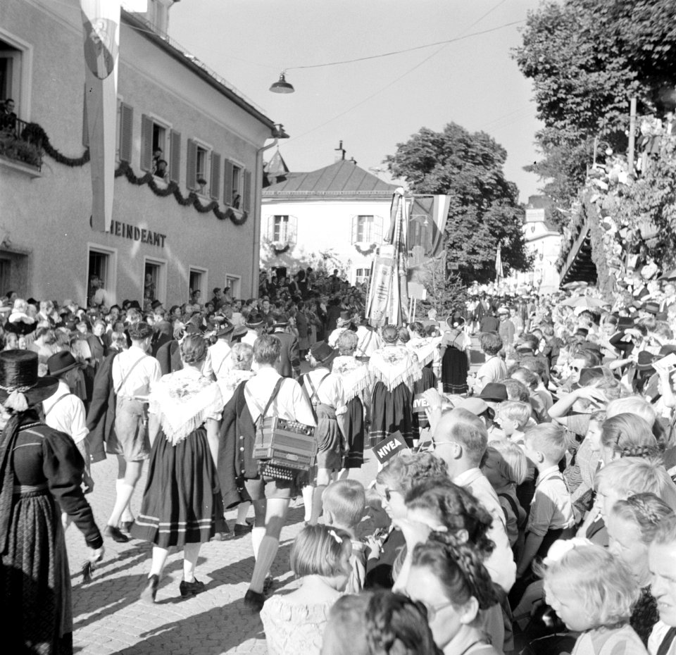 Klederdrachtgroep in de optocht bij de oogstfeesten, Bestanddeelnr 254-1892