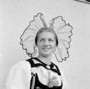 Klederdrachten, vrouwen, portretten, Ruch, Margrit, Oberbottigen, Bestanddeelnr 254-3984