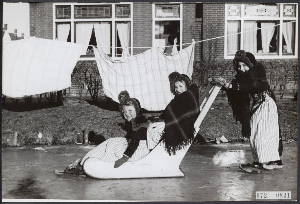 Klederdrachten, sleeen, winters, Bestanddeelnr 072-0831