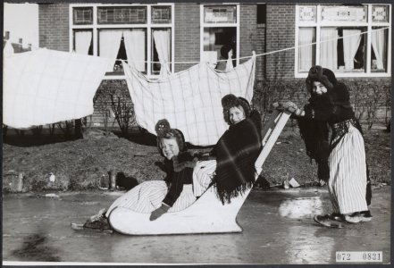Klederdrachten, sleeen, winters, Bestanddeelnr 072-0831